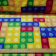 Tela Polar Coralina Bloques Construcción Colores - Tela de polar coralina con dibujos de bloques de construcción de colores, que nos recuerdan a los bloques de Lego y similares. La tela mide 150cm de ancho y su composición 100% poliester.