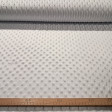 Tela Polar Minky Botones - Tela de polar tipo Minky suave y calentita con protuberancias o botones en relieve. Esta tela es ideal para la confección de arrullos para bebé, mantas infantiles, fundas para el carrito… y mucho más La tela mide 150