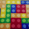 Tela Polar Coralina Bloques Construcción Colores - Tela de polar coralina con dibujos de bloques de construcción de colores, que nos recuerdan a los bloques de Lego y similares. La tela mide 150cm de ancho y su composición 100% poliester.