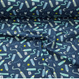 Tela Punto Algodón Lápices Letras - Tela de punto algodón tipo camiseta con dibujos de lápices con trazos y letras sobre un fondo azul oscuro. La tela mide 150cm de ancho y su compsoción 95% algodón - 5% elastano.