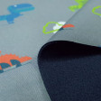 Tela Softshell Dinosaurios Juguete - Tela de Softshell con dibujos de dinosaurios de colores sobre un fondo de color gris. La capa interior es de color azul oscuro. La tela Softshell cuenta con 3 capas. la capa exterior es de tacto similar al tejido&nb