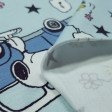 Tela Punto Algodón Orgánico Snoopy Caravana Estrellas - Tela de punto algodón orgánico (GOTS) tipo camiseta con dibujos de licencia de Peanuts, donde aparecen Snoopy y su pajarito Emilio (Woodstock) sobre un fondo de color azul con auto-caravanas y estrel