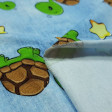 Tela Punto Algodón Tortugas Estrellas Denim - Tela de punto algodón tipo camiseta con dibujos de graciosas tortugas y estrellas amarillas sobre un fondo de color azul estilo tejano / denim. La tela mide 150cm de ancho y su composición 95% algodón - 5% ela