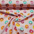 Tela Punto Camiseta Donuts Rosa - Tela de punto algodón tipo camiseta en impresión digital con dibujos de donuts glaseados de colores sobre un fondo de color rosa con confetis de colores. La tela mide 150cm de ancho y su composición 94% algodón - 6%