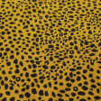 Tela Punto Camiseta Pantera Ocre - Tela de punto camiseta algodón con dibujos de estampado animal print estilo pantera sobre un fondo de color ocre. La tela mide 150cm de ancho y su composición 95% algodón - 5% elastano.