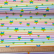 Tela Punto Camiseta Estrellas Rayas Arcoiris - Tela de punto algodón tipo camiseta impresión digital con dibujos de estrellas y rayas con los colores de arcoiris sobre un fondo blanco. La tela mide 150cm de ancho y su composición 95% algodón - 5% elastano