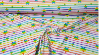 Tela Punto Camiseta Estrellas Rayas Arcoiris - Tela de punto algodón tipo camiseta impresión digital con dibujos de estrellas y rayas con los colores de arcoiris sobre un fondo blanco. La tela mide 150cm de ancho y su composición 95% algodón - 5% elastano