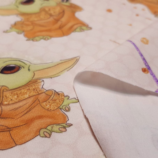 Tela Punto Camiseta Mandalorian Baby Yoda Sable Luz Claro - Tela de punto camiseta algodón con dibujos del personaje Baby Yoda de la serie de Star Wars The Mandalorian, con sables de luz sobre un fondo claro. La tela mide 155cm de ancho y su composición 9