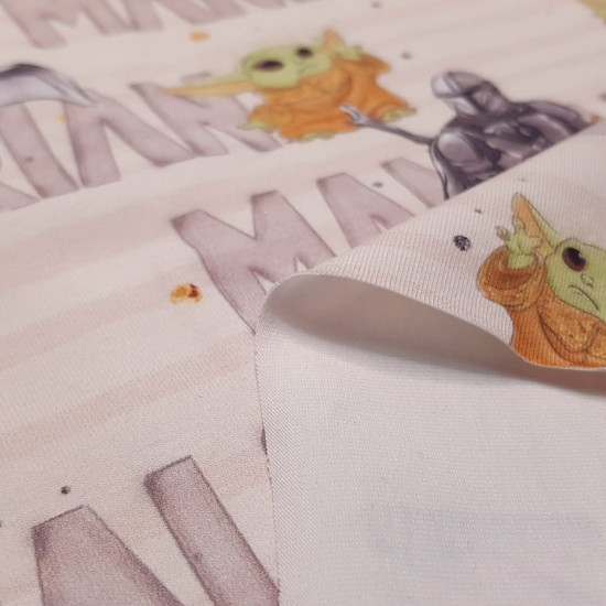 Tela Punto Camiseta Mandalorian Letras Baby Yoda Claro - Tela de punto camiseta algodón con dibujos de los personajes del Mandaloriano y Baby Yoda sobre un fondo claro con letras de Mandalorian, la serie de Star Wars. La tela mide 155cm de ancho y su comp