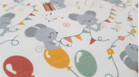 Tela Punto Camiseta Ratones Globos Bitty - Tela de punto algodón orgánico tipo camiseta donde aparecen dibujos infantiles de temática cumpleaños, ratoncitos con globos y decoraciones de confetis, caramelos y flores sobre un fondo blanco. La tela mide 150c