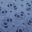 Tela Punto Sudadera Alpenfleece Pandas - Tela de punto sudadera tipo alpenfleece con pelito corto y suave de color oscuro en una de sus caras, mientras que en la otra cara aparecen dibujos de caras de panda y triángulos sobre un fondo de color azul. La te