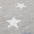 Tela Punto Sudadera Alpenfleece Estrellas - Tela de punto sudadera con pelo por uno de los lados y por el otro dibujos de estrellas blancas sobre un fondo gris melange. La tela mide 150cm de ancho y su composición 56% poliester - 40% algodón - 4% elastano