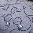 Punto Sudadera Alpenfleece Tigres Sonrientes - Tela de punto sudadera tipo alpenfleece o también llamada sudadera de invierno, con dibujos infantiles de tigres sonrientes sobre un fondo en tono azul. En una de las caras de la tela tiene un pelito muy cort
