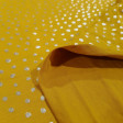 Punto Camiseta Chispitas Foil - Tela de punto algodón tipo camiseta, con dibujos de chispitas incrustadas de foil brillante plateado sobre fondo de color a elegir. La tela mide 145cm de ancho y su composición 95% algodón - 5% e
