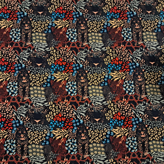 Punto Camiseta Pantera Escondida Helda - Tela de punto camiseta algodón con dibujos de estampado animal print variado y siluetas de pantera disimulada en la trama de la tela. La tela mide 150cm de ancho y su composición 95% algodón - 5%