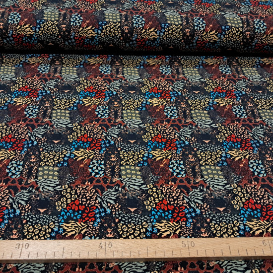 Punto Camiseta Pantera Escondida Helda - Tela de punto camiseta algodón con dibujos de estampado animal print variado y siluetas de pantera disimulada en la trama de la tela. La tela mide 150cm de ancho y su composición 95% algodón - 5%