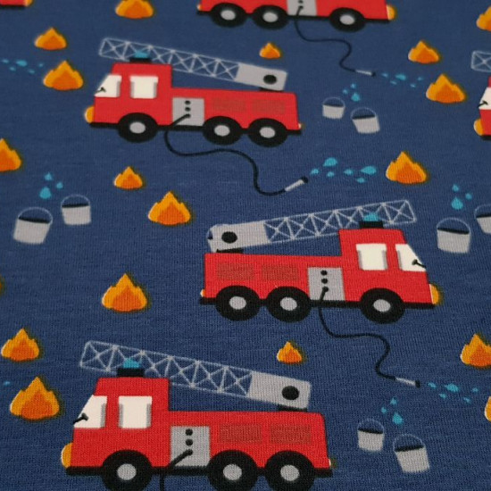 Tela Punto Camiseta Coche Bomberos - Tela de punto algodón tipo camiseta con dibujos de coches de bomberos, llamas y cubos con agua sobre un fondo azul oscuro. La tela mide 150cm de ancho y su composición 95% algodón - 5% elastano.
