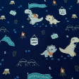 Tela Punto Camiseta Orgánico Dinosaurios Exploradores - Tela de punto camiseta algodón orgánico (GOTS) con dibujos de dinosaurios exploradores sobre un fondo azul oscuro con motivos de exploración y acampada. La tela mide 150cm de ancho y su composición 9