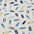 Tela Punto Algodón Lápices - Tela de punto algodón tipo camiseta con dibujos de lápices en tonos azules sobre un fondo blanco. La tela mide 150cm de ancho y su composición 95% algodón - 5% elastano