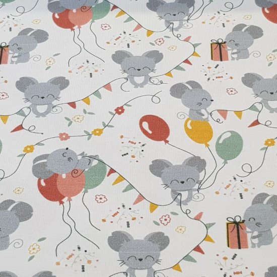 Tela Punto Camiseta Ratones Globos Bitty - Tela de punto algodón orgánico tipo camiseta donde aparecen dibujos infantiles de temática cumpleaños, ratoncitos con globos y decoraciones de confetis, caramelos y flores sobre un fondo blanco. La tela mide 150c