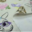 Tela Punto Camiseta Tambor Bambi - Tela de punto algodón tipo camiseta licencia donde aparecen dibujos del personaje Tambor de la película Bambi de Disney con gafas y lacitos sobre un fondo claro con corazones y rosas. La tela mide 160cm de ancho