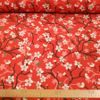 Tela Stretch Estilo Floral Japón - Tela de stretch / burlington con dibujos de flores estilo japonés sobre un fondo rojo. Esta tela es muy usada en decoraciones y disfraces. La tela mide 150cm de ancho y su composición 100% poliéster.