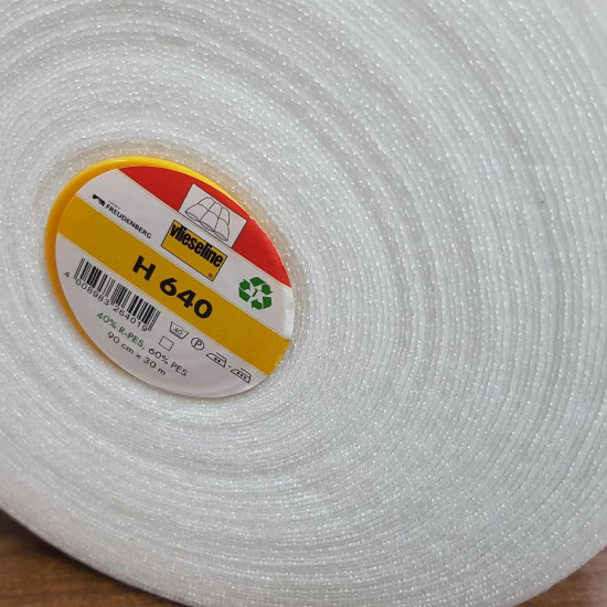 Fusible Batting H640 Medium Loft fabric - Medium loft one-sided fusible batting H630 ideal for patchwork crafts, making bags, backpacks... The fabric is 90cm wide and its composition is 100% polyester (40% recycled polyester - 60% polyester)