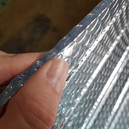 Isothermal Insulated fabric - Isothermal and insulating fabric consisting of a layer of 'bubbles' on the inside and the outer layers 'silver'. It can be used to insulate from cold or heat in the manufacture of cooler bags, bottle cove
