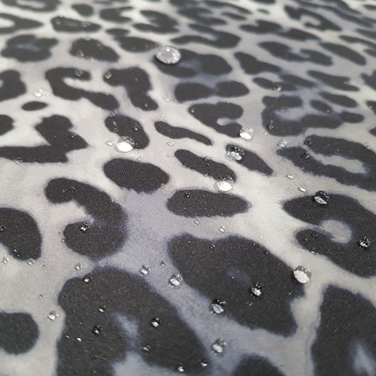 Water Repellent Animal Print - Tela impermeable también llamada tela de chubasquero, con estampado digital con diseño animal print. Una tela ligera, de poliéster en tonos grises con el que podrás confeccionar prendas, bolsa