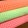 Tela Vichy Seersucker Cuadros Neón 7mm Vichy Seersucker Cuadros Neón 7mm - ¡Atrévete con el color y la textura! Te mostramos nuestra colección vibrante de tela vichy seersucker en tonos fluorescentes y llamativos: naranja flúor, verde flúor y rosa flúor.