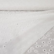 Tela Batista Bordada Kara - Precioso tejido de batista bordada algodón en color blanco con motivos florales. La tela mide 135cm de ancho y su composición 100% algodón.