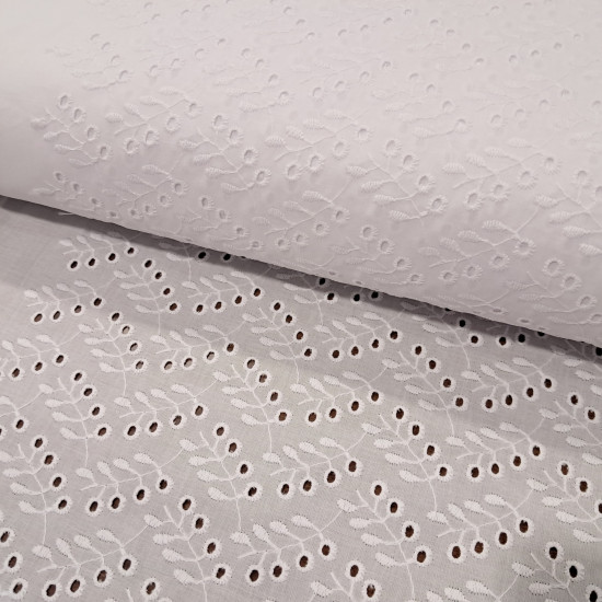 Tela Batista Bordada Perforada Motivos Florales Lucía Batista Bordada Perforada Motivos Florales Lucía - Preciosa tela de batista algodón bordado y perforado de color blanco. Motivos Florales. La tela mide 135cm de ancho y su composición 100% algodón. NOTA: En algunas fotos se puede observar que