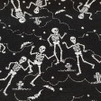 Tela Halloween Esqueletos Blanco Negro - Tela fina brillante ideal para disfraz de Halloween con dibujos de esqueletos blancos sobre fondo negro. La tela mide 150cm de ancho y su composición es 100% poliester.