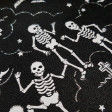 Tela Halloween Esqueletos Blanco Negro - Tela fina brillante ideal para disfraz de Halloween con dibujos de esqueletos blancos sobre fondo negro. La tela mide 150cm de ancho y su composición es 100% poliester.