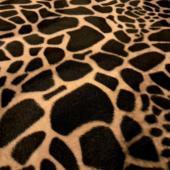 Pelo Mutón Jirafa - Tejido de pelo corto tipo mutón o también llamado velboa, con dibujo estampado característico de jirafa en tonos marrones. La tela mide 150cm de ancho y su composición 100% poliéste