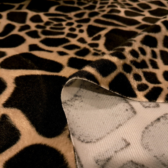 Pelo Mutón Jirafa - Tejido de pelo corto tipo mutón o también llamado velboa, con dibujo estampado característico de jirafa en tonos marrones. La tela mide 150cm de ancho y su composición 100% poliéste