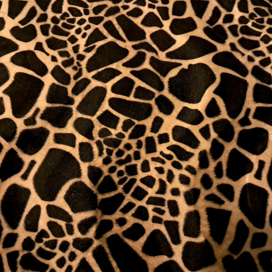 Pelo Mutón Jirafa - Tejido de pelo corto tipo mutón o también llamado velboa, con dibujo estampado característico de jirafa en tonos marrones. La tela mide 150cm de ancho y su composición 100% poliéste