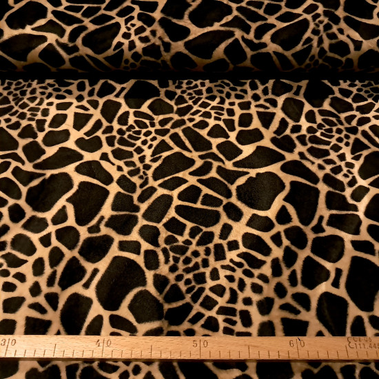 Pelo Mutón Jirafa - Tejido de pelo corto tipo mutón o también llamado velboa, con dibujo estampado característico de jirafa en tonos marrones. La tela mide 150cm de ancho y su composición 100% poliéste