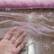 Tela Tul Copos de Nieve Rosa - Tela semitransparente de tul color rosa con copos de nieve en purpurina brillante de color rosa. Es una tela muy indicada para decoraciones y disfraces de princesas y hadas por ejemplo… La tela mide 150cm de ancho y