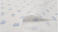 Tela Algodón Plantas Lino - Tela de algodón fina imitando al lino con dibujos de plantas y ramas de vegetación de color azul sobre un fondo blanco. La tela mide 150cm de ancho y su composición 100% algodón.