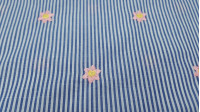 Tela Algodón Rayas Flores Bordadas - Tela de algodón con dibujo de rayas azules y flores bordadas de color rosa. La tela mide 140cm de ancho y su composición 100% algodón.