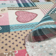 Tela Loneta Corazones Patch - Tela de loneta decorativa con dibujos de corazones y paneles haciendo patchwork donde predominan colores rosas y azules. La tela mide 280cm de ancho y su composición 70% algodón – 30% poliester