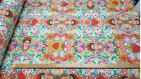 Tela Half Panamá Digital Frida Kahlo - Tela Half Panamá de algodón en impresión digital con dibujos formando mosaicos donde aparece la cara de la pintora mexicana Frida Kahlo rodeada de flores muy coloridas y corazones de varios tamaños. La tela mide 280c