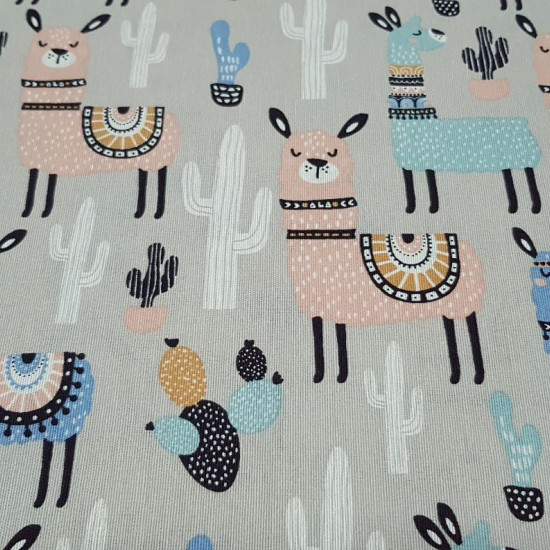 Canvas Gray Cactus Llama fabric - Decorative canvas fabric with drawings of llamas in various colors on a gray background with different types of cacti. The fabric is 280cm wide and its composition mixes cotton and polyester.