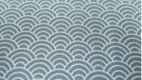 Tela Loneta Olas Japonesas Gris - Tela de loneta decorativa con dibujos simulando olas estilo japonés o arcos de color blanco sobre un fondo de color gris. La tela mide 280cm de ancho y su composición 50% algodón - 50% poliester.