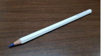 Tela Lápiz Tiza Costura - Lápiz de tiza para costura disponible en color blanco y azul. El lápiz mide 17cm de largo y está hecho de madera y piedra caliza. Fabricado en República Checa.