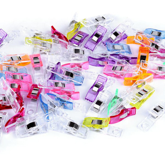 Sewing Clips 37mm - Sewing clips with a guide hole, 37mm long. Ideal for replacing pins or glue when joining or holding fabrics in your sewing projects, and also for preventing damage to certain fabrics (faux leather, laminated fabrics, vin