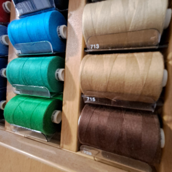 Hilo Poliester 1000m Unipoly - Hilo universal de poliester 1000 metros, de la marca Unipoly para máquina de coser o a mano. Con este hilo podrás coser camisas, blusas, prendas de punto, lino, mantelería, toallas, trajes de ba&ntil