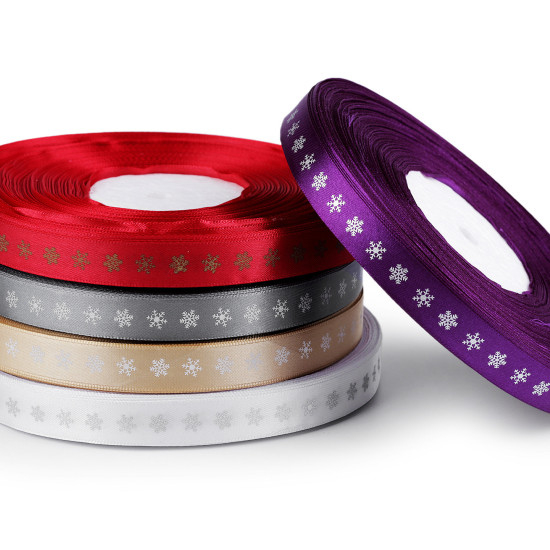 Cinta Raso Decorativa Copos Nieve 15mm Cinta Raso Decorativa Copos Nieve 15mm - Cinta de raso/satén con motivos de copos de nieve en tonos plata o dorado según el color de la cinta, que tiene un ancho de 15mm. El estampado es en una sola cara. Esta cinta es el complemento perfecto par