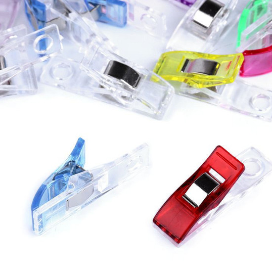 Sewing Clips 37mm - Sewing clips with a guide hole, 37mm long. Ideal for replacing pins or glue when joining or holding fabrics in your sewing projects, and also for preventing damage to certain fabrics (faux leather, laminated fabrics, vin